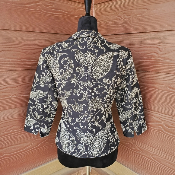 CAbi Eliza Tapestry Brocade Embroidered Black and Cream Jacket Blazer Size 2 EUC - Picture 8 of 16